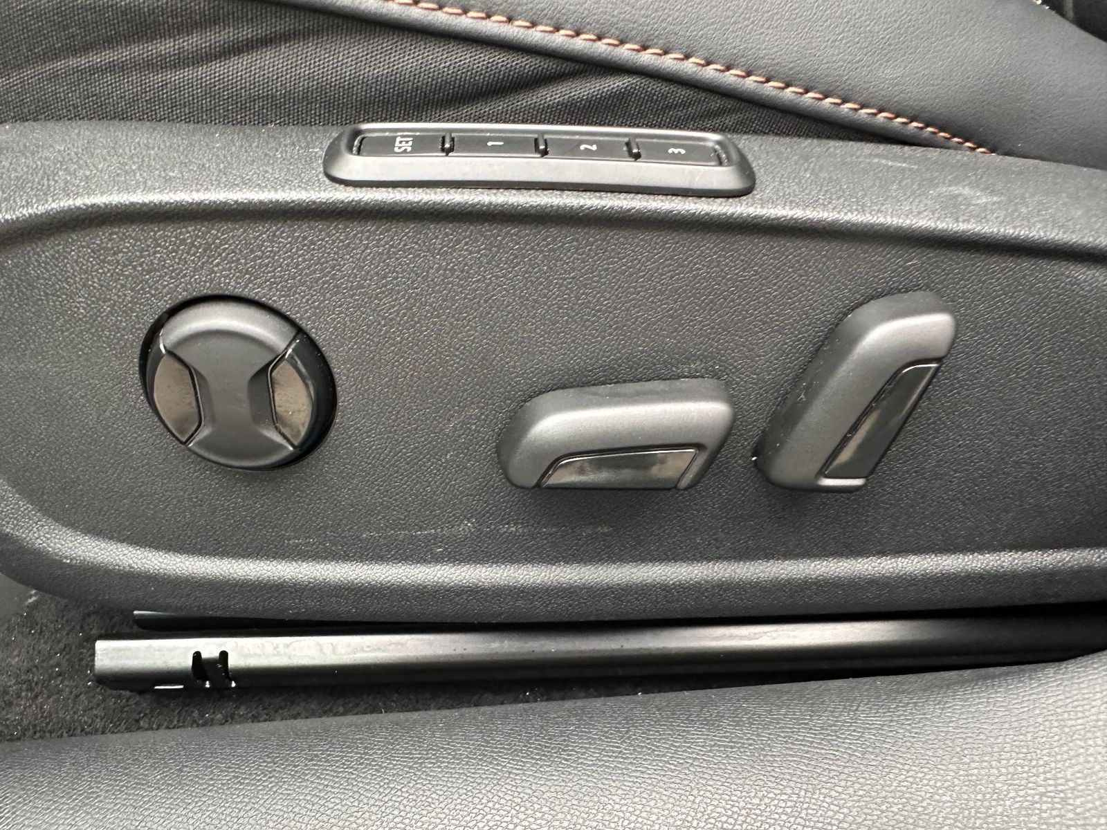 Fahrzeugabbildung CUPRA Leon Sportstourer 1.5 eTSI DSG NAV+LED+ACC+KAM