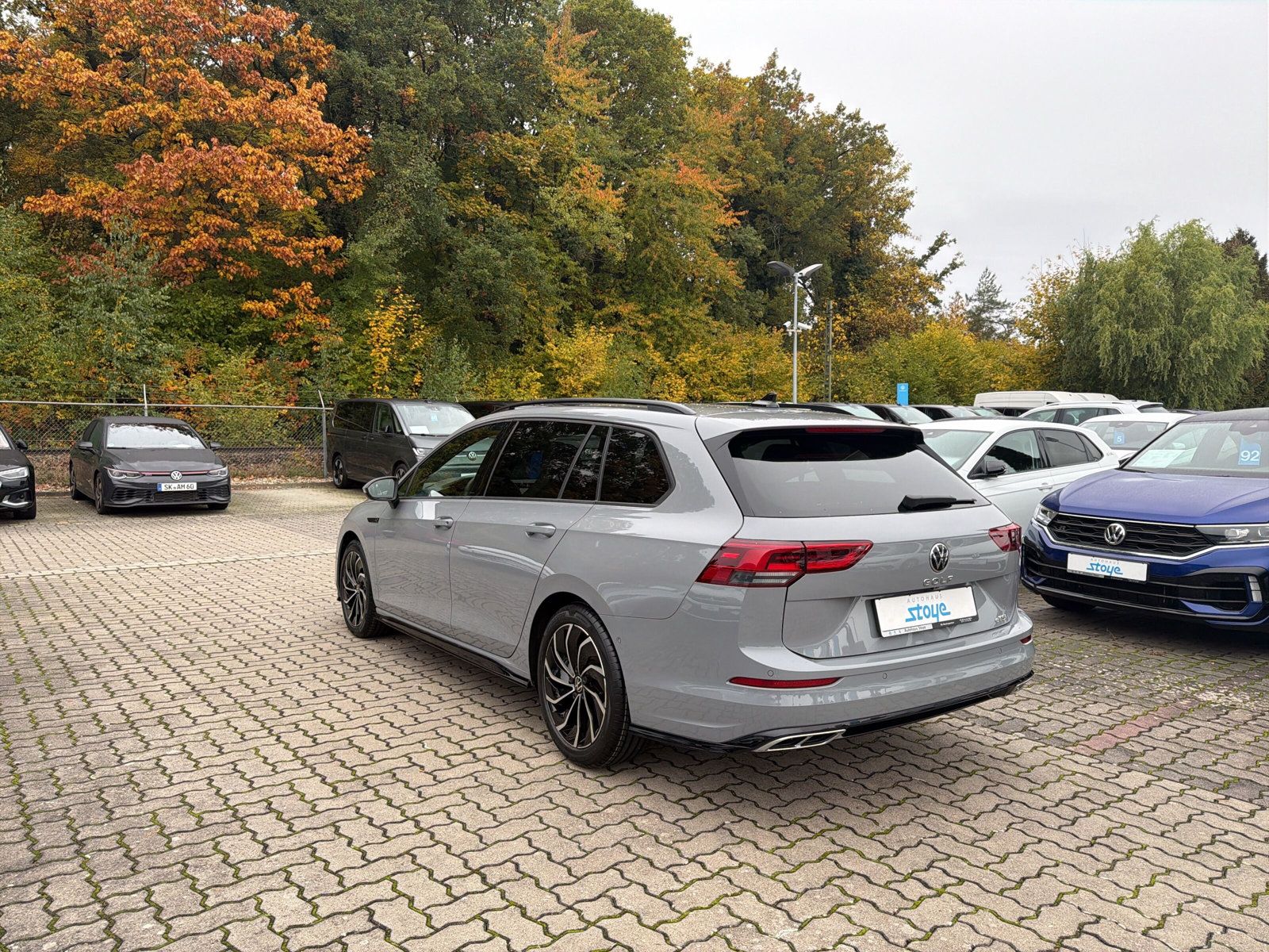 Golf Variant R-Line eTSI DSG Navi AZV Kamera
