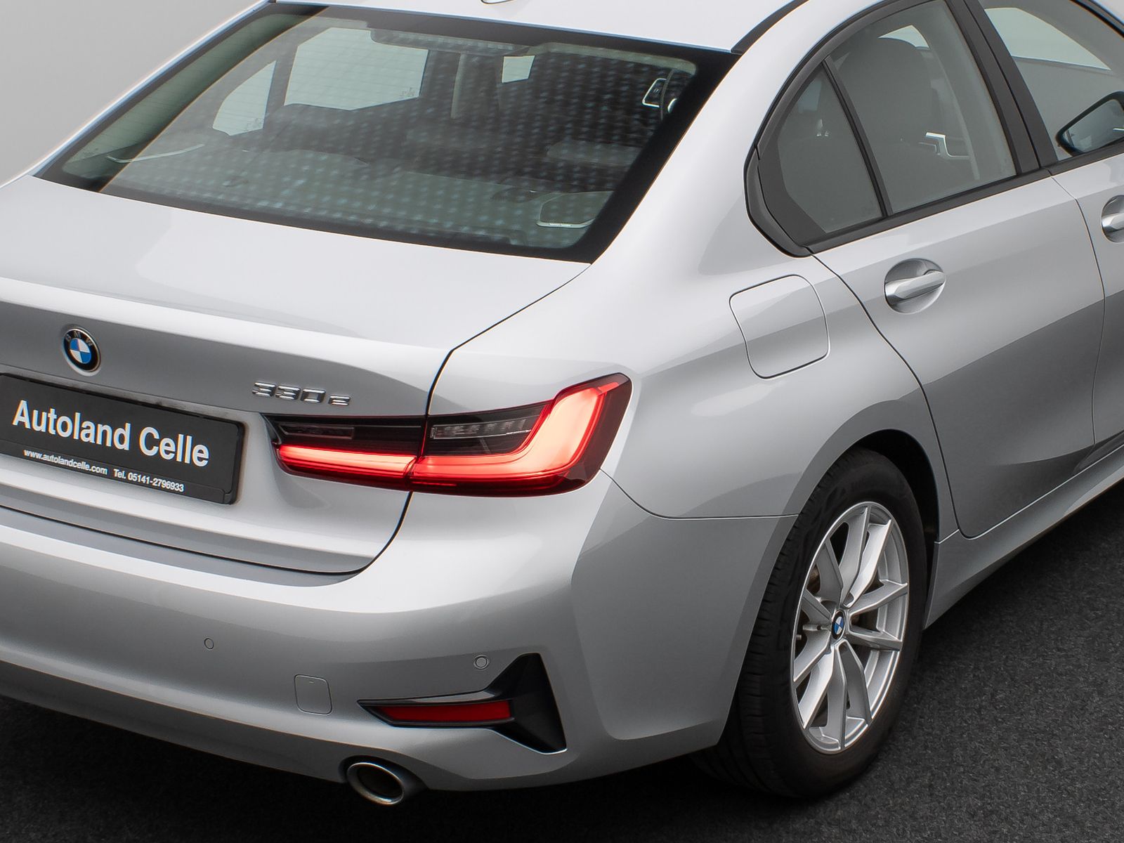 Fahrzeugabbildung BMW 330e  Laser Glasdach HUD H/K Stop&Go AHK Komfort
