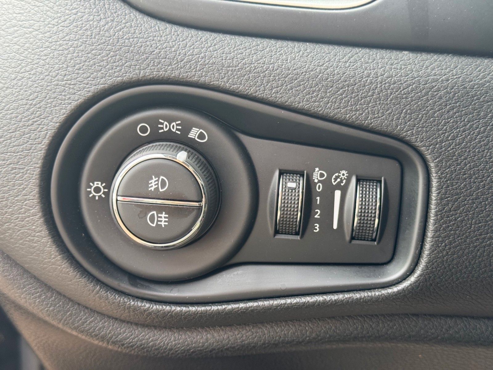 Fahrzeugabbildung Jeep Renegade Night Eagle Diesel FWD 2-Zonen Klima