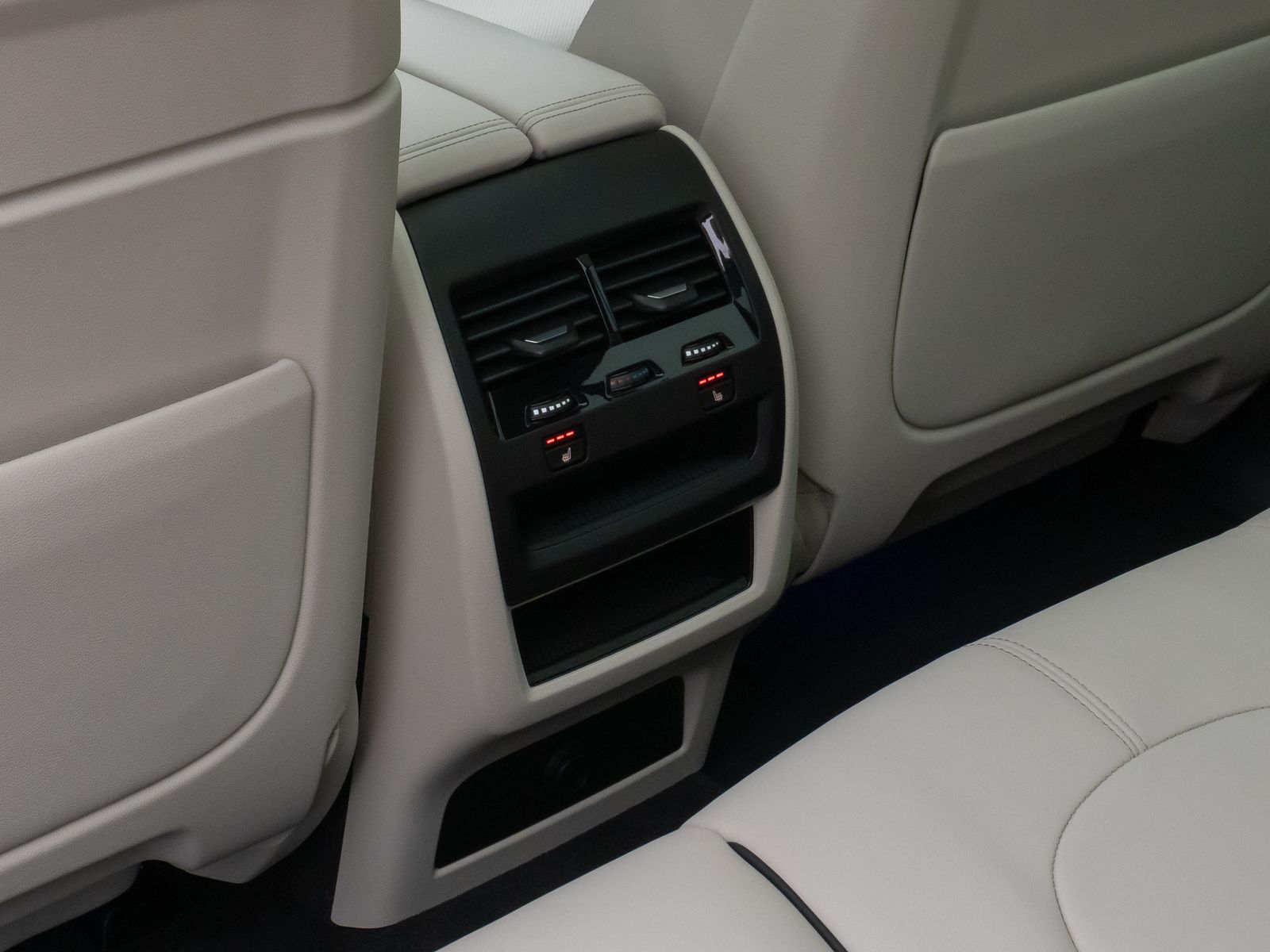 Fahrzeugabbildung BMW X5 xD40d M Sport Panorama Laser 360°HUD DAB H/K