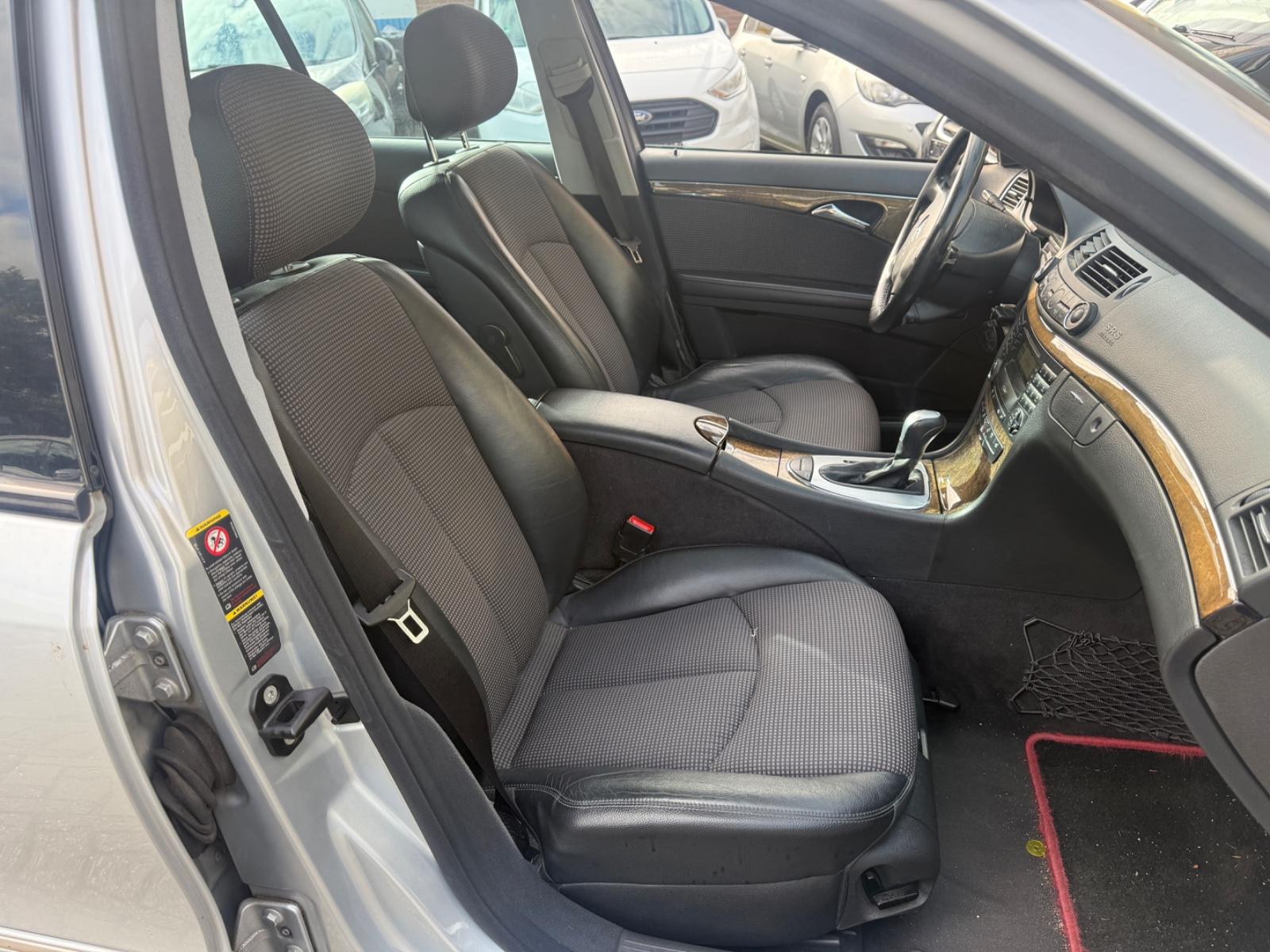 Mercedes-Benz E200 2005 — photo 12