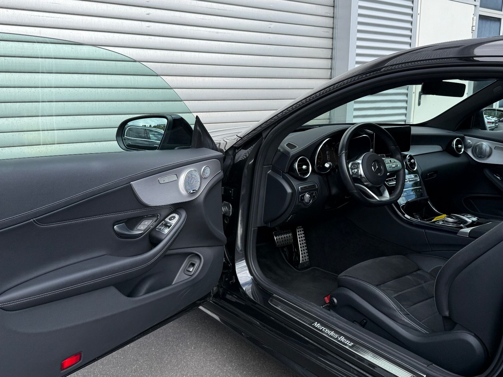 Fahrzeugabbildung Mercedes-Benz C 220d Coupe AMG Burmester Pano Night-Paket 360°