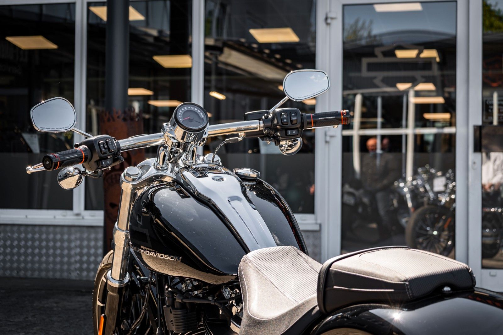Fahrzeugabbildung Harley-Davidson BREAKOUT FXBR 117 ci - Jekill & Hyde
