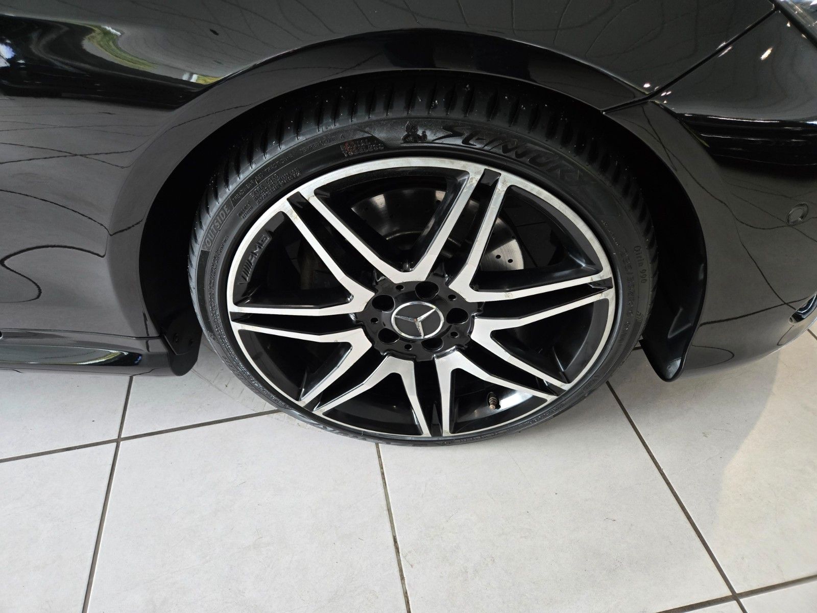 Fahrzeugabbildung Mercedes-Benz E 220 BlueEfficiency* AMG LINE * SCHWARZ / ROT *