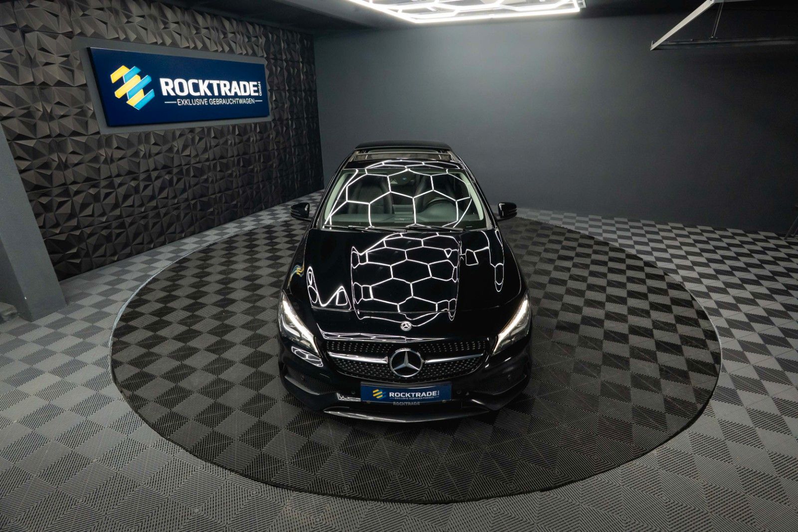Fahrzeugabbildung Mercedes-Benz CLA 250 Shooting Brake AMG Night-Paket | Pano