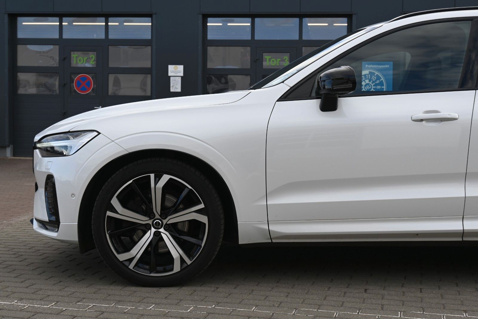 Fahrzeugabbildung Volvo XC60 B4 Ultimate Dark AWD*LUFT*360°*SDTHZG*LED