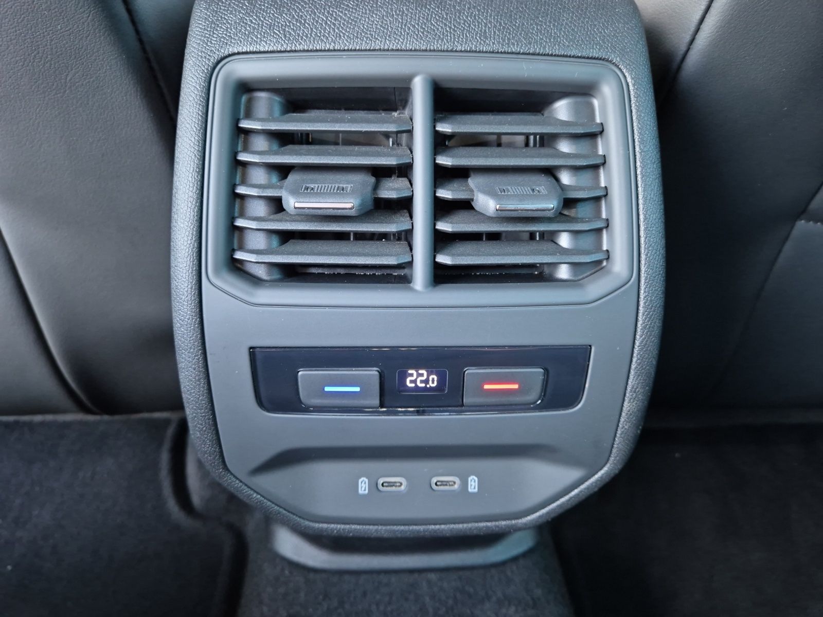 Fahrzeugabbildung SEAT Leon eTSI FR-Line DSG LED Navi ACC RFK SH 18"