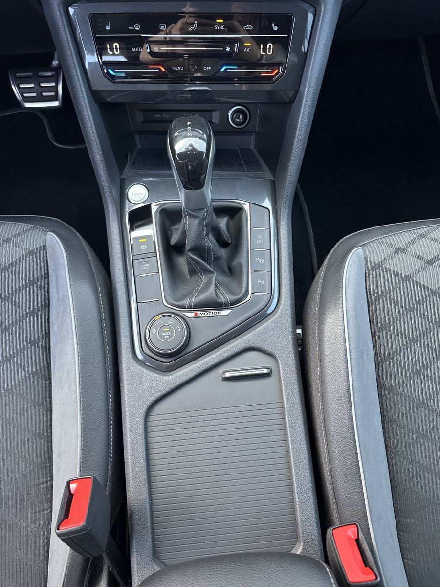 Fahrzeugabbildung Volkswagen Tiguan Allspace 2.0 TDI 4M R-Line NAV+LED+AHK+VC