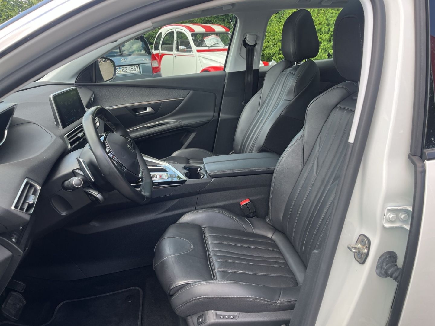 Fahrzeugabbildung Peugeot 3008 Allure BlueHDi 130 EAT8 AHK El. Pano Navi