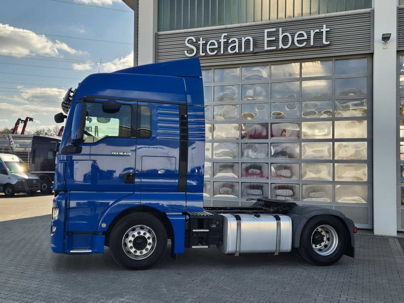 Fahrzeugabbildung MAN TGX 18.470 4x2 LLS Fahrschule 5 Sitze Intarder