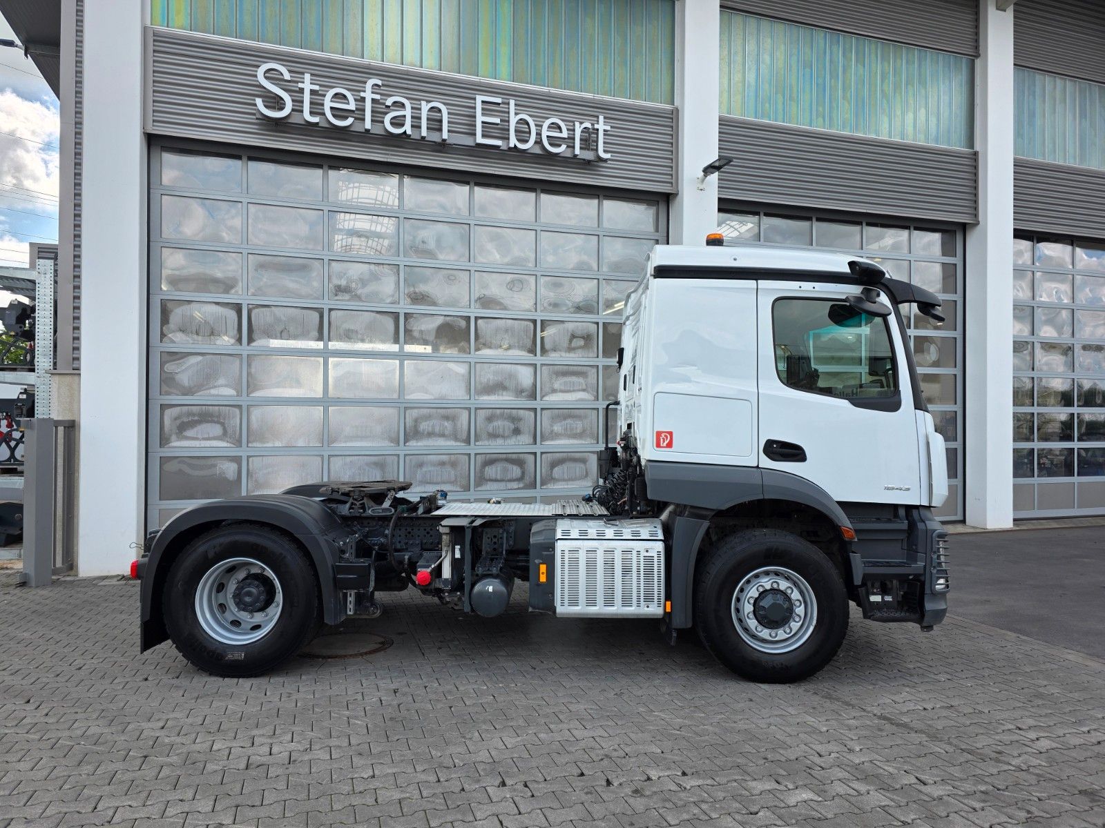 Fahrzeugabbildung Mercedes-Benz Actros 1843 LS 4x4 HAD Kipphydraulik 4 STÜCK
