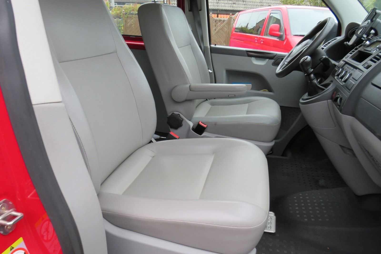 Fahrzeugabbildung Volkswagen T5 Kombi 4-Motion AHK 7 Sitz 158.000km