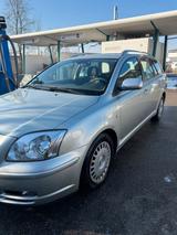 Toyota Avensis Combi 1.8 Automatik | 166.0... - gebrauchte Toyota Avensis aus dem Jahr 2005