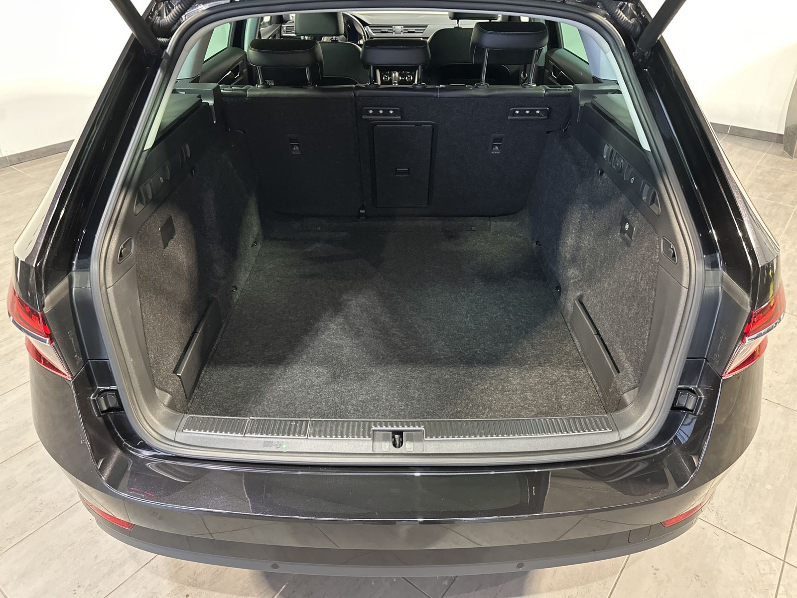 Fahrzeugabbildung SKODA Superb Combi 2.0 TSI DSG L&K NAV+LED+KAM+19ZO+VC