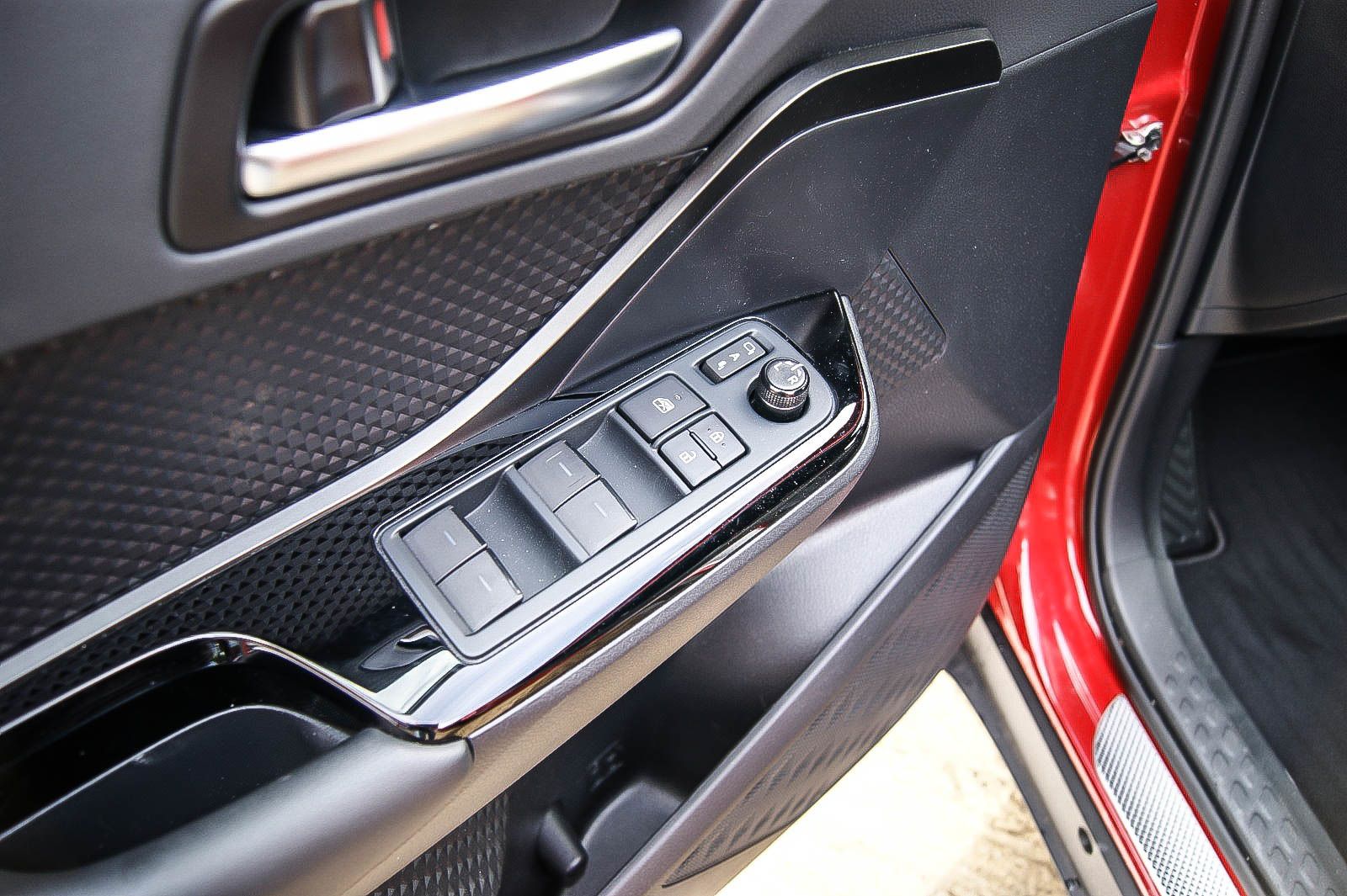 Fahrzeugabbildung Toyota C-HR 1.8 Hybrid Team D NAVI Bi-LED KAMERA