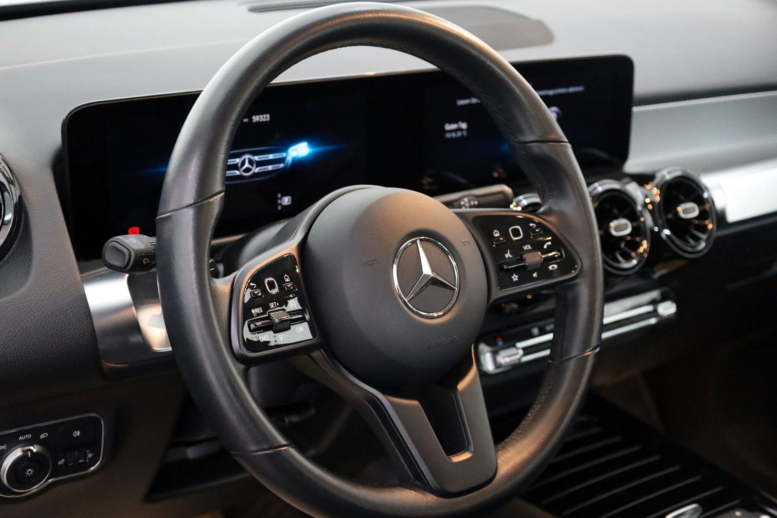 Fahrzeugabbildung Mercedes-Benz GLB 200d T.Leder,Navi,LED,SH,Kamera,Park-Paket