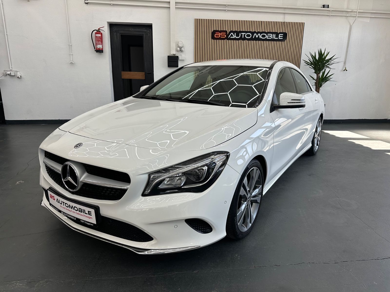 MERCEDES-BENZ CLA 180 Urban Automatik