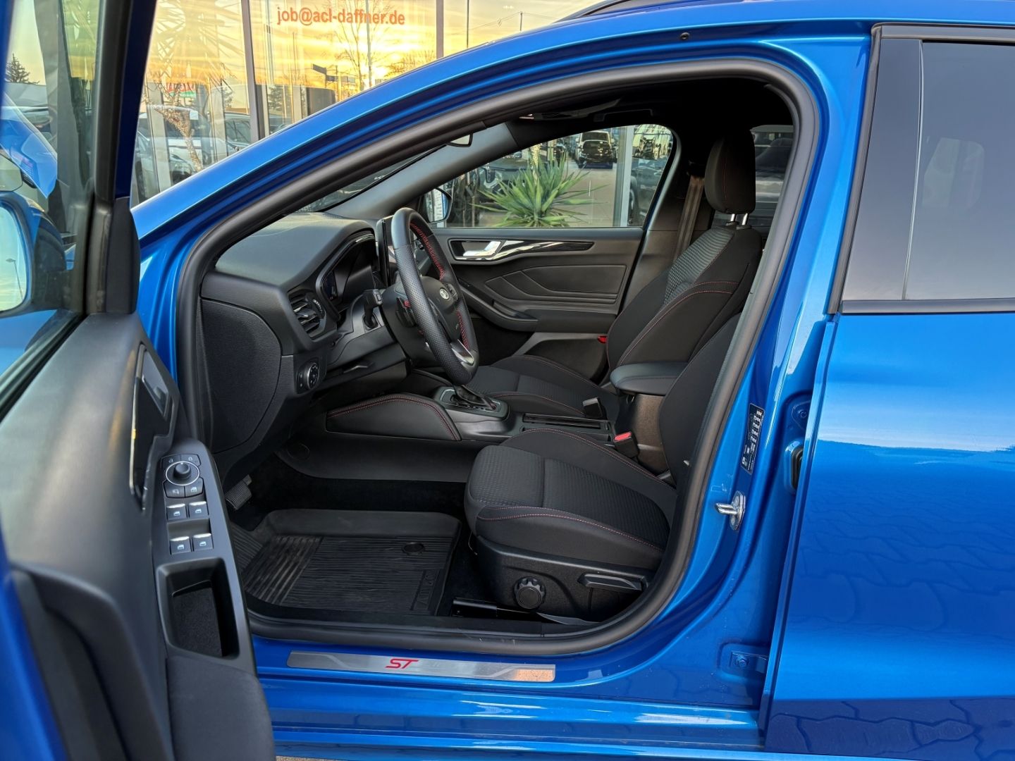 Fahrzeugabbildung Ford Focus Turnier ST-Line X MHEV AHK Kamera Navi LED