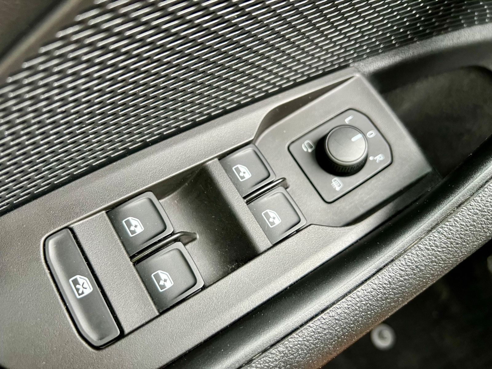 SKODA Octavia Combi 2.0 TDI AAC PDC NAVI AHK LED