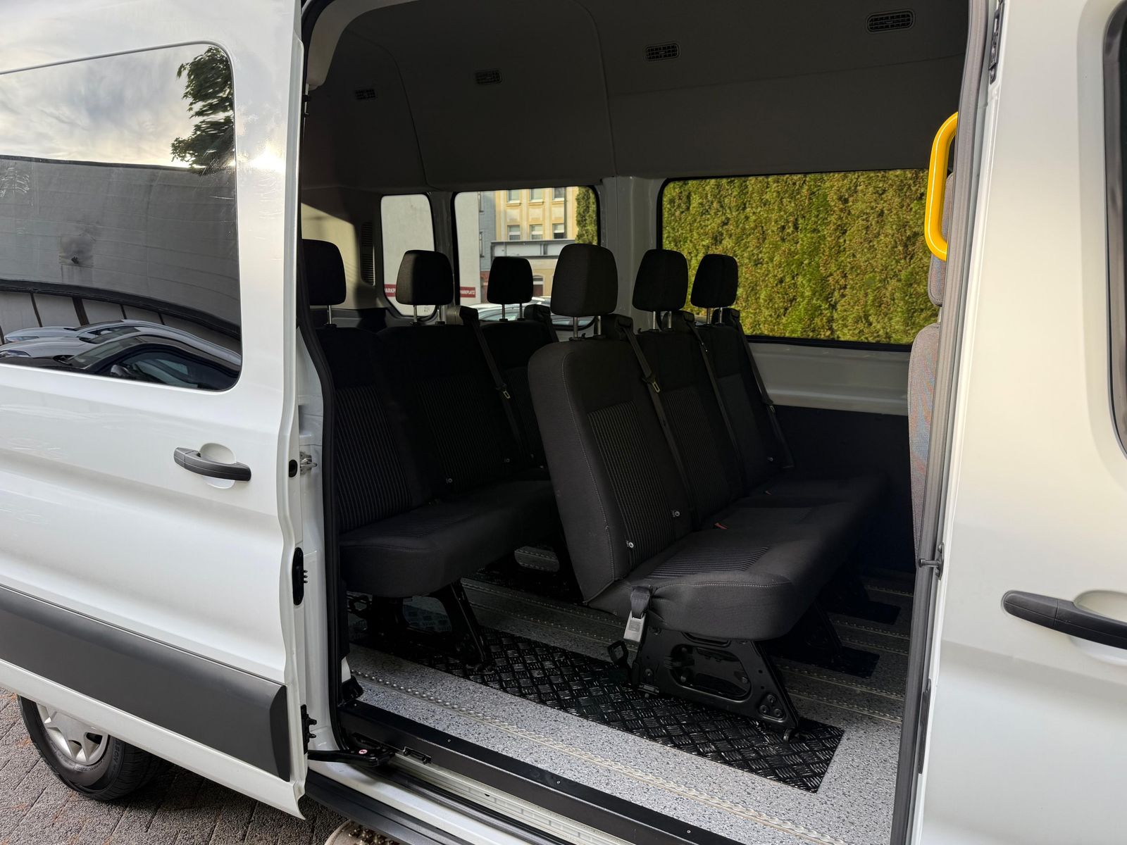 Fahrzeugabbildung Ford Transit 2.0TDCi 350 L3H3 9-Sitz+ROLLSTUHLRAMPE+