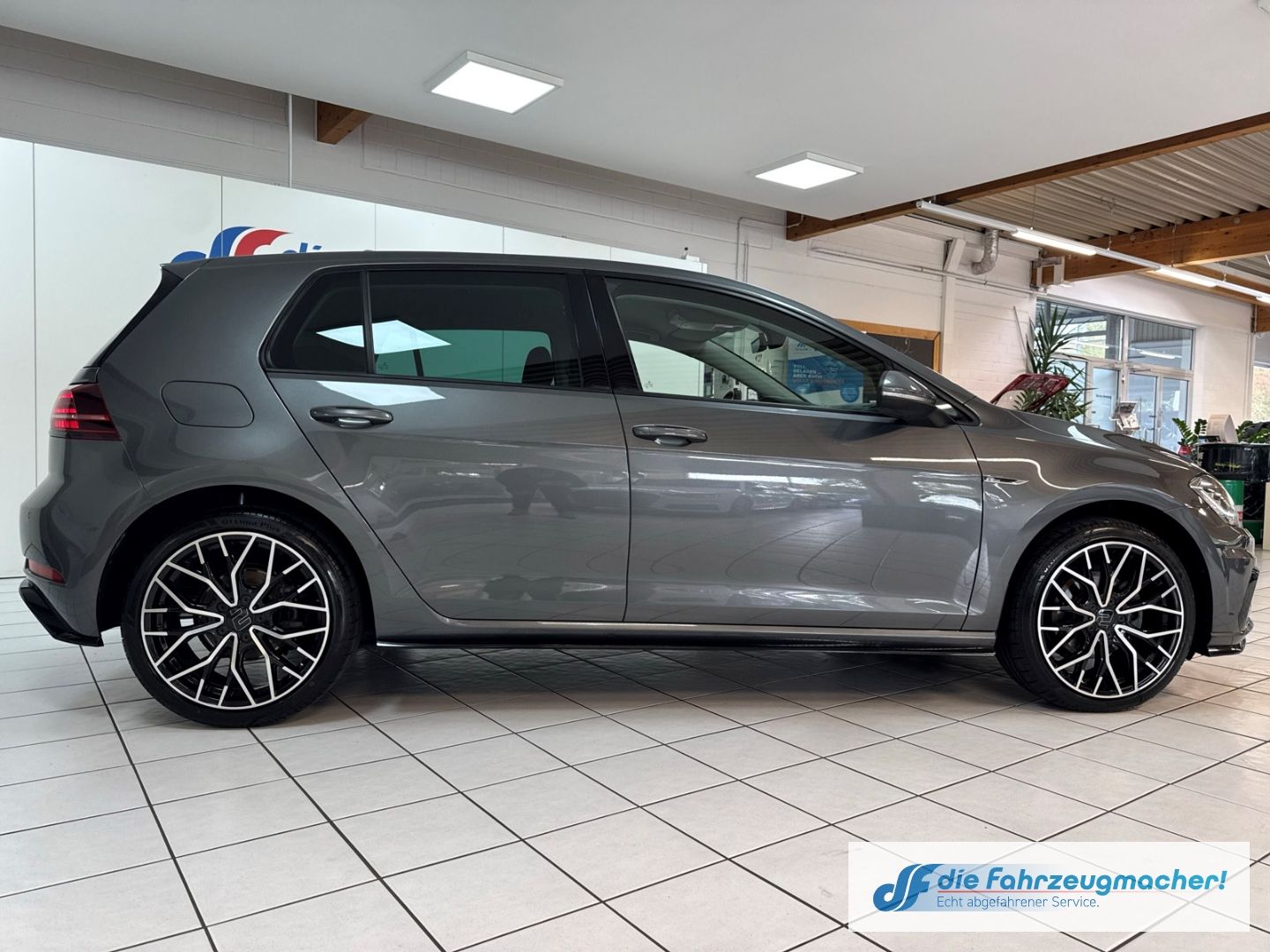 Fahrzeugabbildung Volkswagen Golf VII Highline R-Line Sportpaket Navi LED ACC