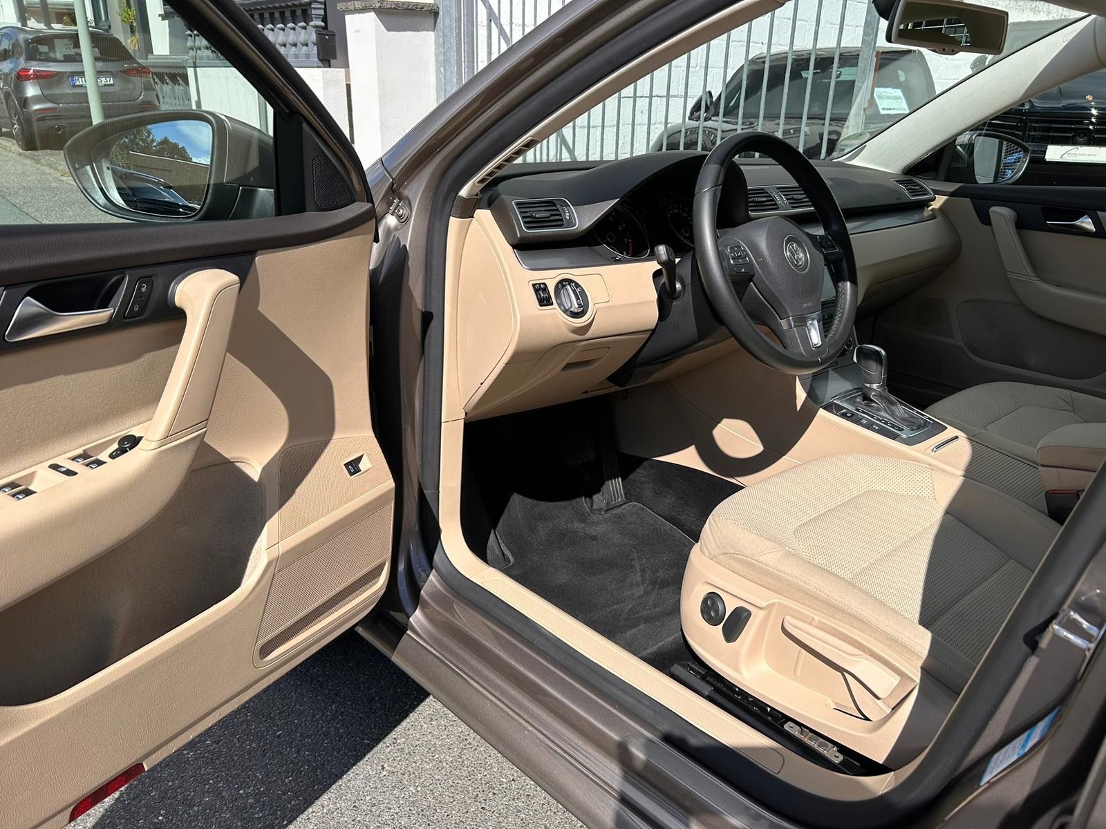 Fahrzeugabbildung Volkswagen Passat Lim. Comfortline BlueMotion DSG 1Hand PDC