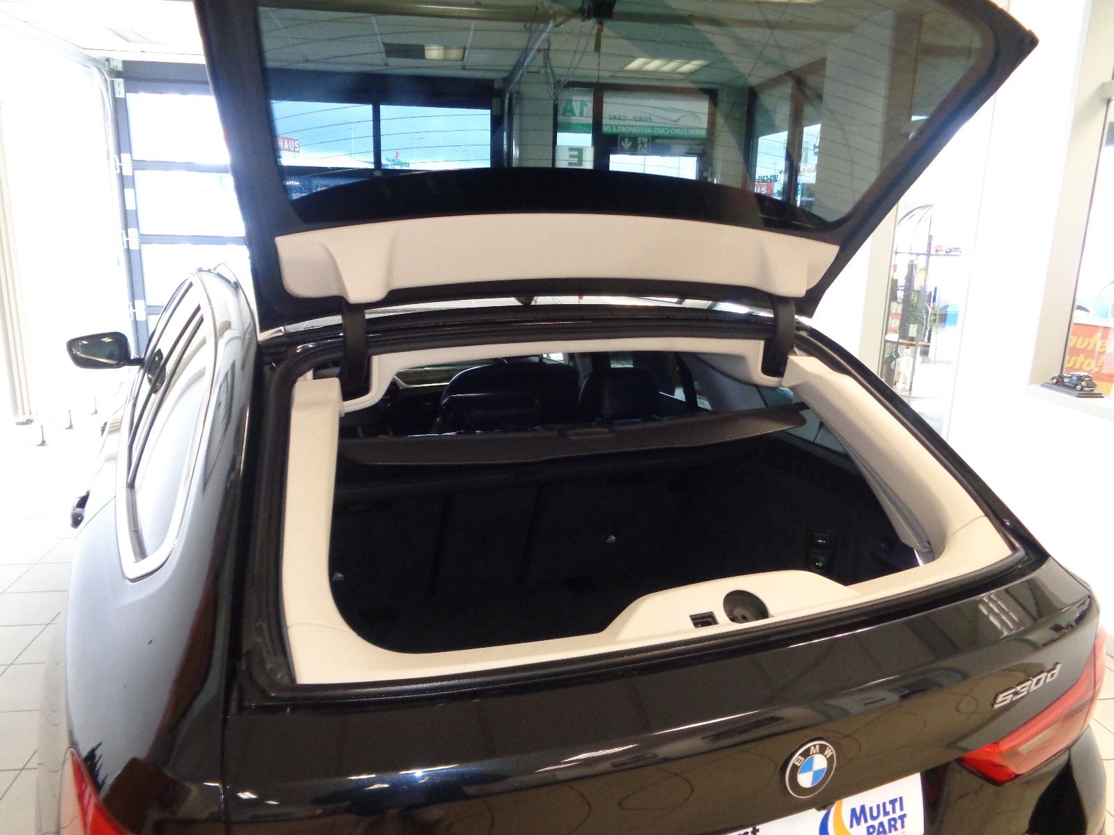 Fahrzeugabbildung BMW 530 d Luxury Line / LED / AHK / HK / LEDER