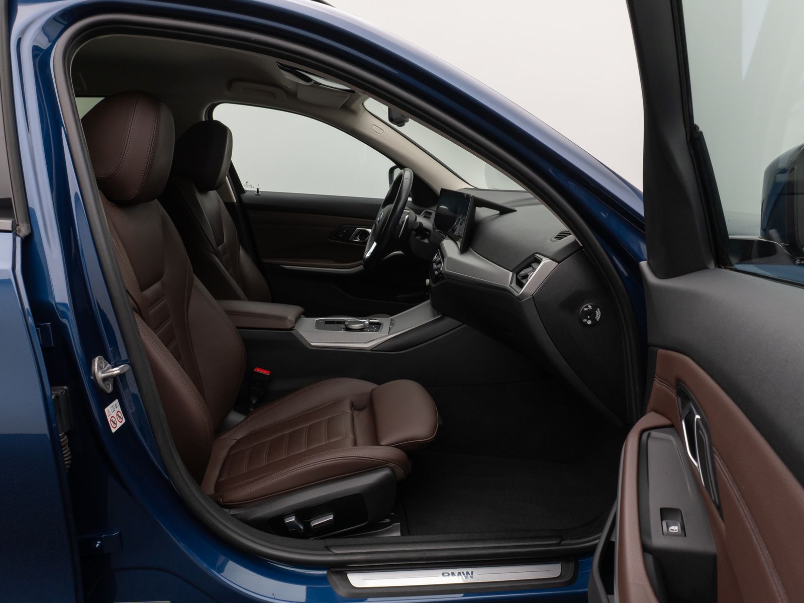 Fahrzeugabbildung BMW 330e xD Kamera HUD DAB Alarm Komfort LED Sport