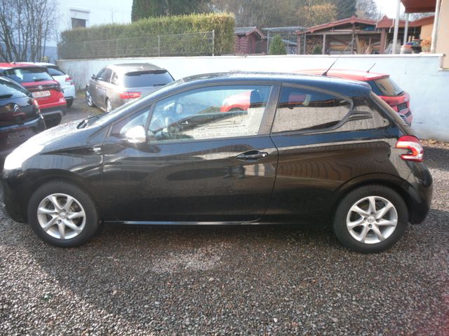 Peugeot 208 Style Klima 82 PS Tüv Neu 96000KM  Alufelgen