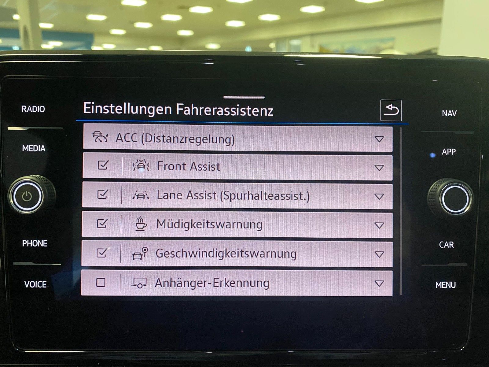 Fahrzeugabbildung Volkswagen T-Roc 1.5 TSI DSG+STYLE+PANORAMA+AHK+GARANTIE+BC