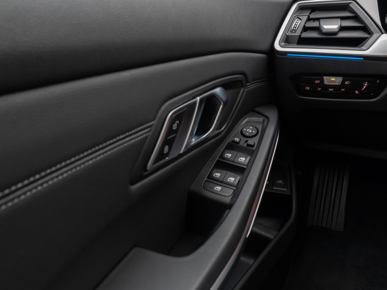 Fahrzeugabbildung BMW 320e  Sport Line DAB HiFi CockPitPro PDC Alarm