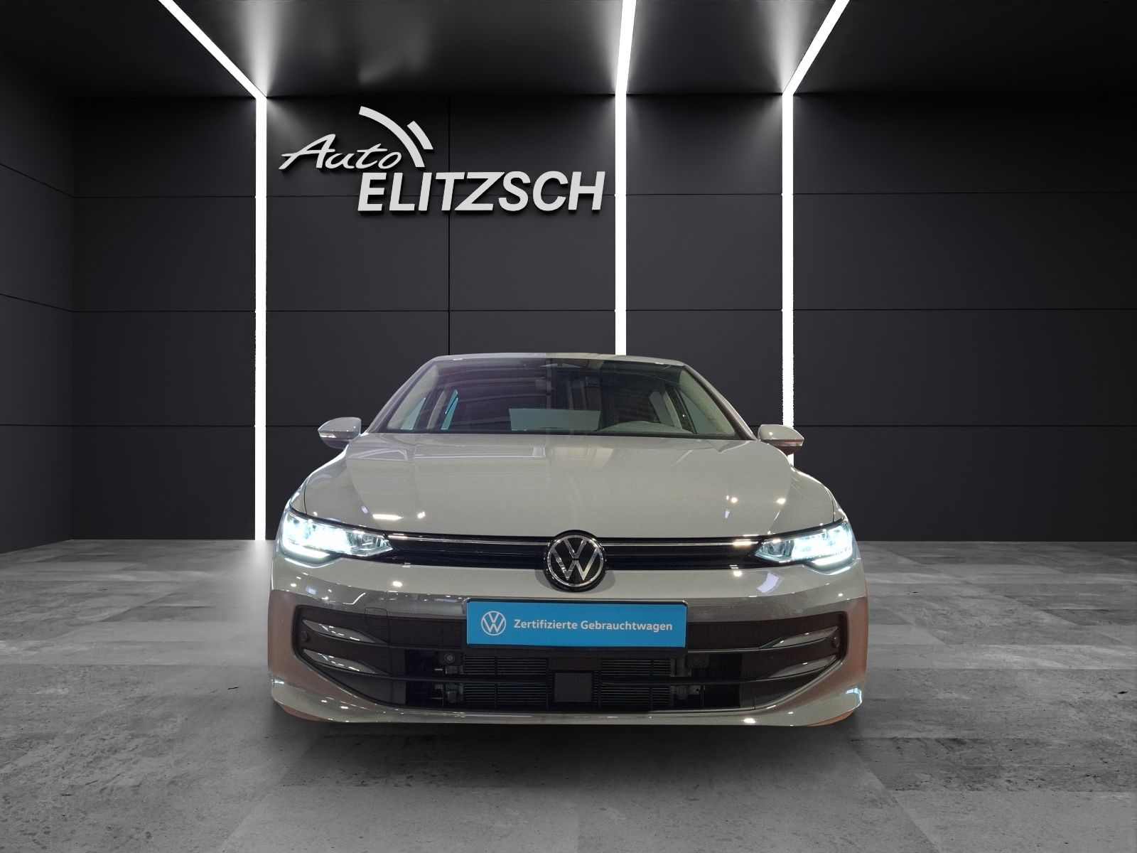 Fahrzeugabbildung Volkswagen Golf VIII TSI Life LED CarPlay AID ACC RFK SHZ