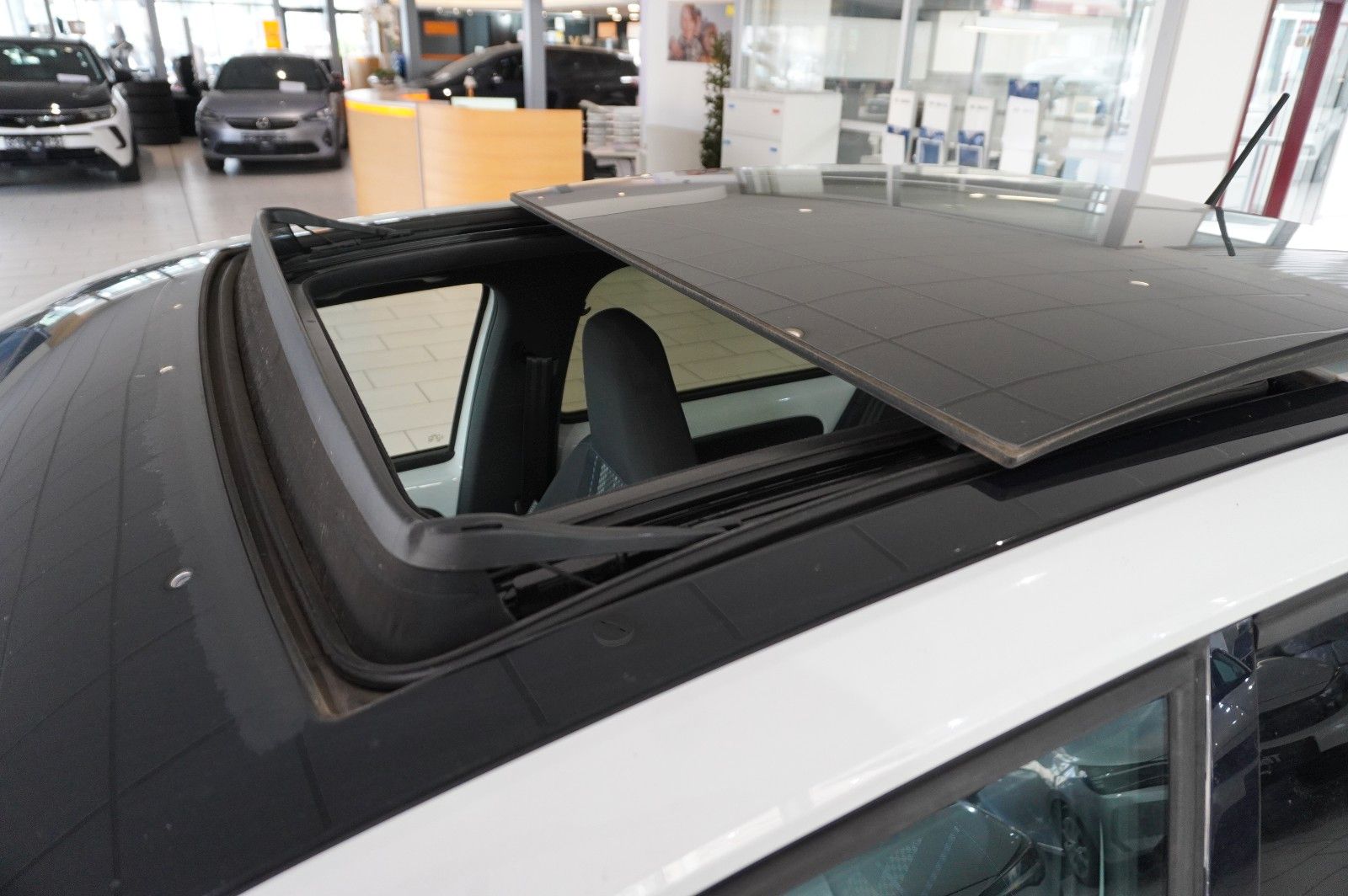 Fahrzeugabbildung Volkswagen up! 1.0 CLUB 5-TÜR NAVI/SPORT/PANO./SHZ/PDC/TEMP