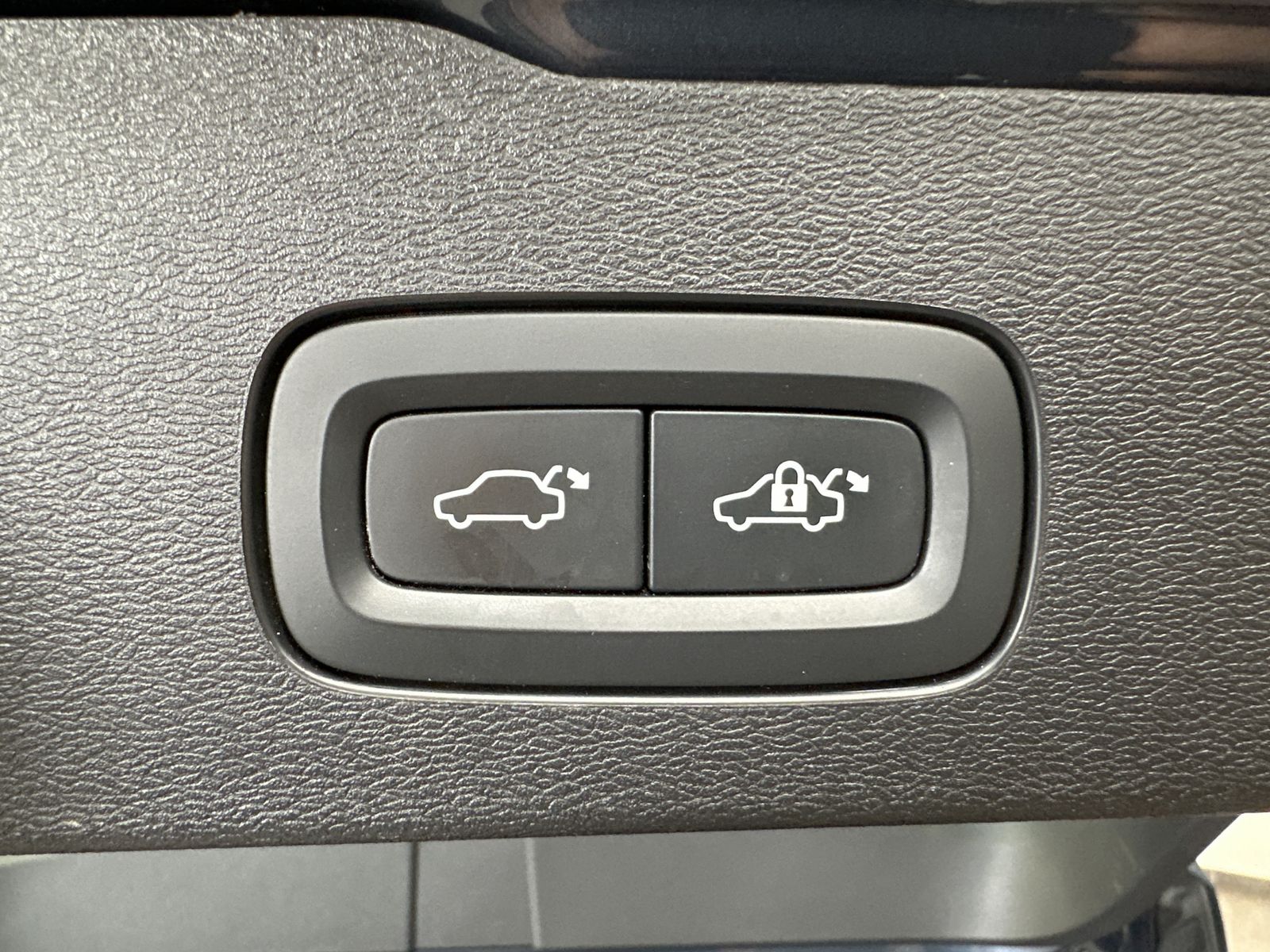 Fahrzeugabbildung Volvo V60 T6 AWD Recharge R-Design NAV+LED+PANO+H&K+VC