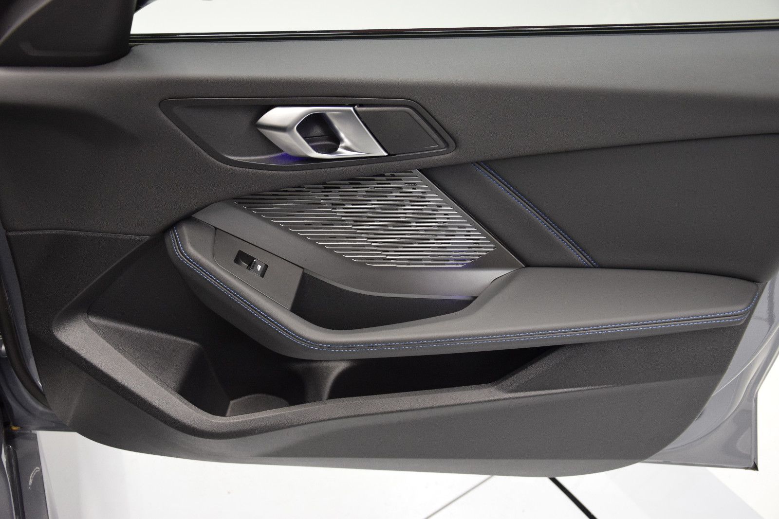 Fahrzeugabbildung BMW 120i M Sport Panorama Alcantara AHK Kamera DSC
