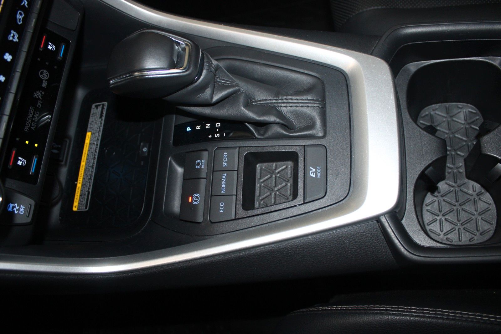 Fahrzeugabbildung Toyota RAV 4 4x2 Hybrid Lounge Aut. PANO LED LEDER ACC