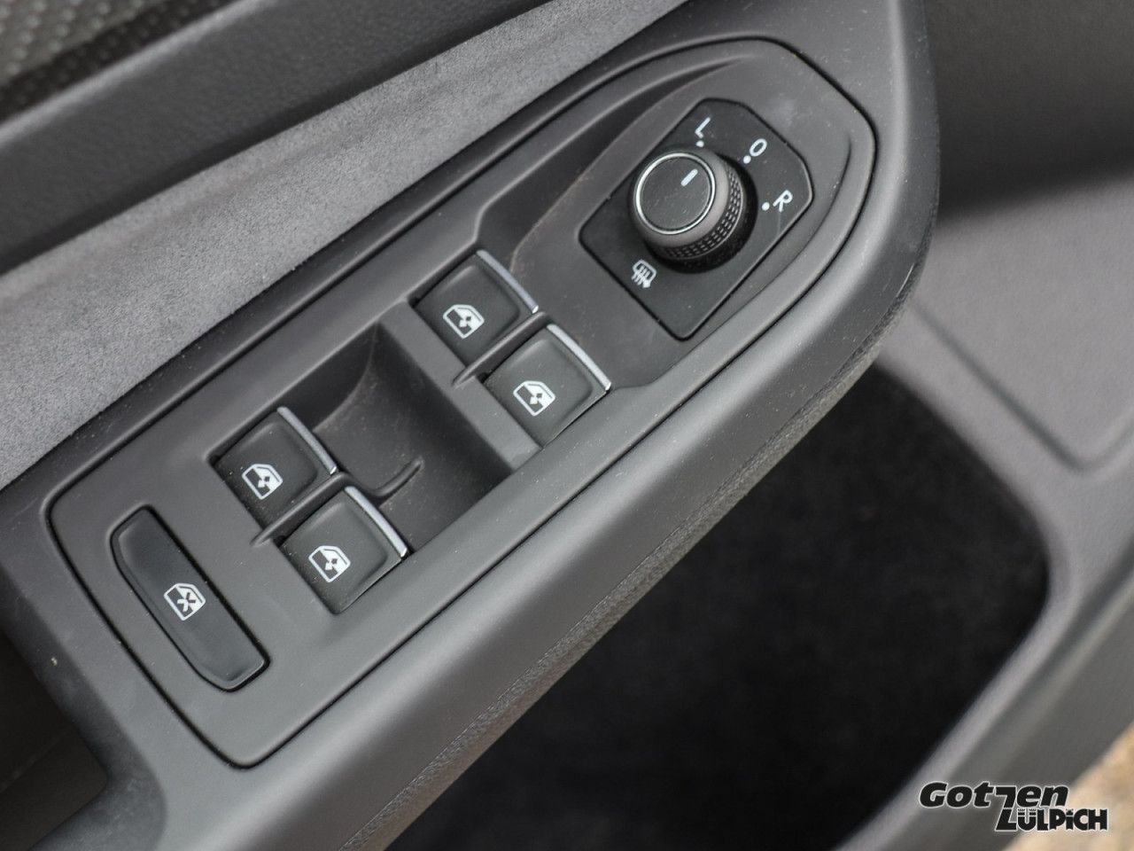 Fahrzeugabbildung Volkswagen Golf VIII R-Line 1.5 eTSI DSG Klima Navi LED