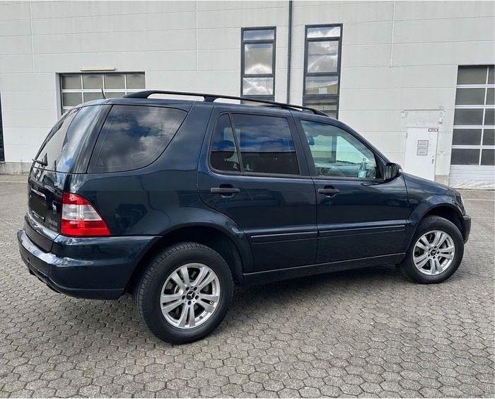 Mercedes-Benz ML270 2005 — rear view