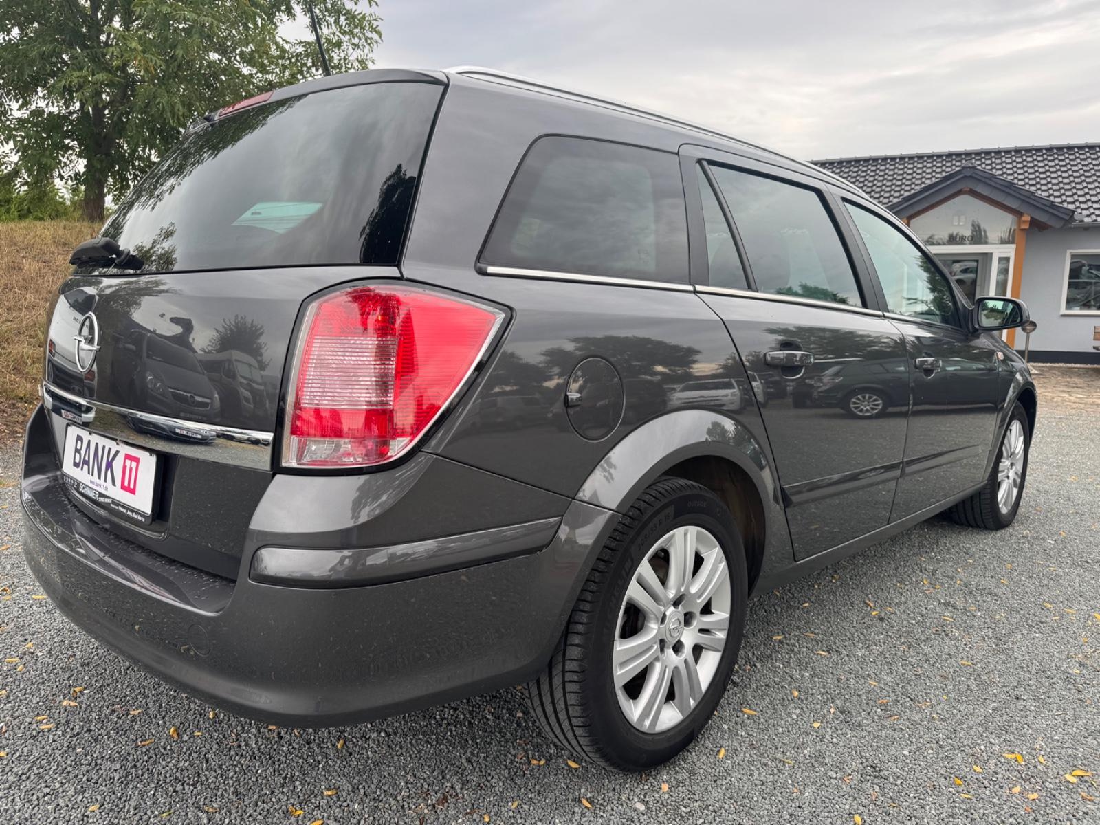 Opel Astra 2009 — photo 17