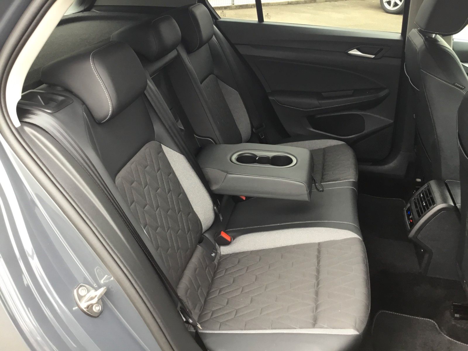 Fahrzeugabbildung Volkswagen Golf 1.5 eTSI DSG Goal+AHK+LED+Kamera+AppConnect