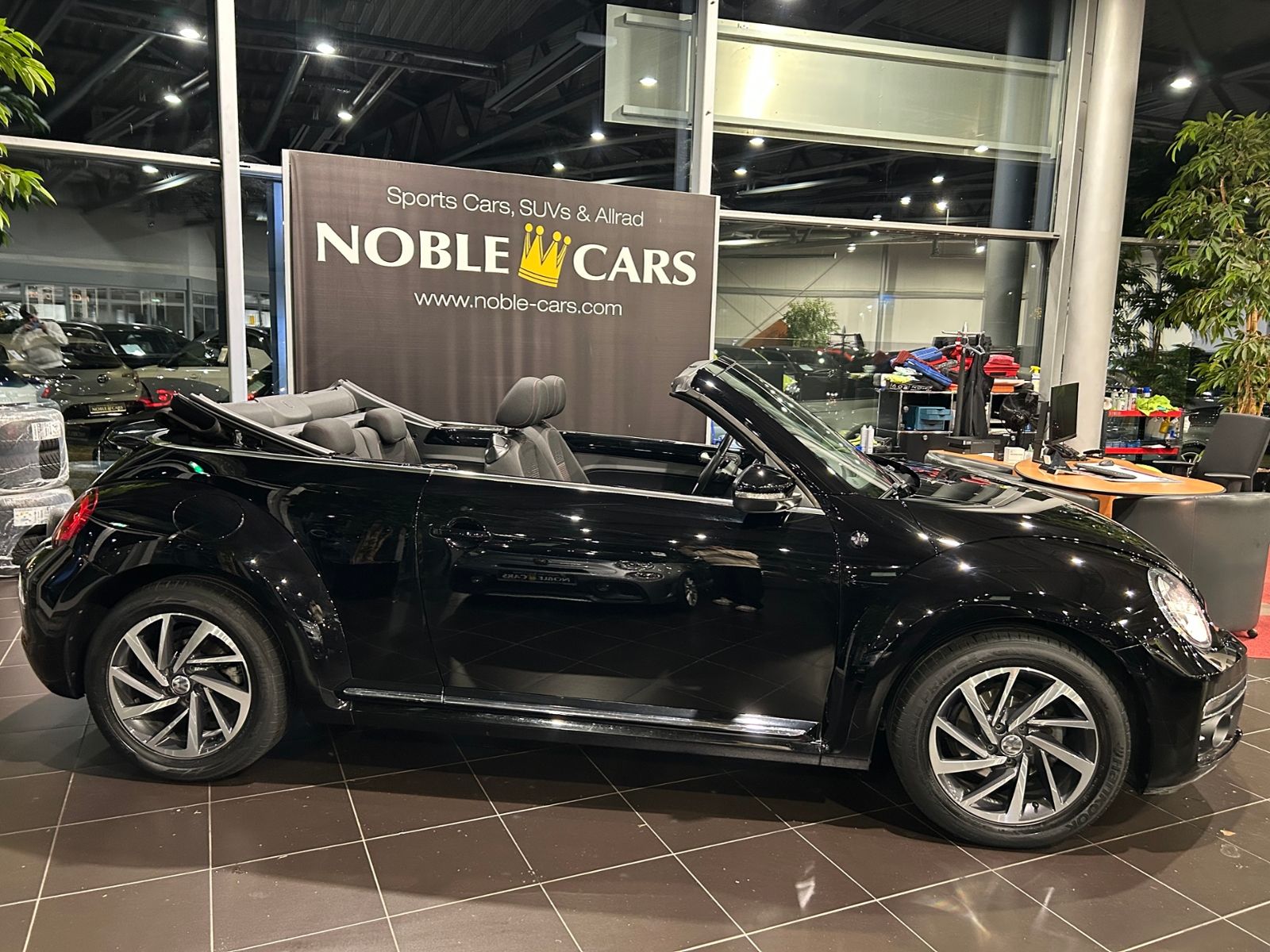 Fahrzeugabbildung Volkswagen Beetle Cabriolet Design BMT NAVI LEDER