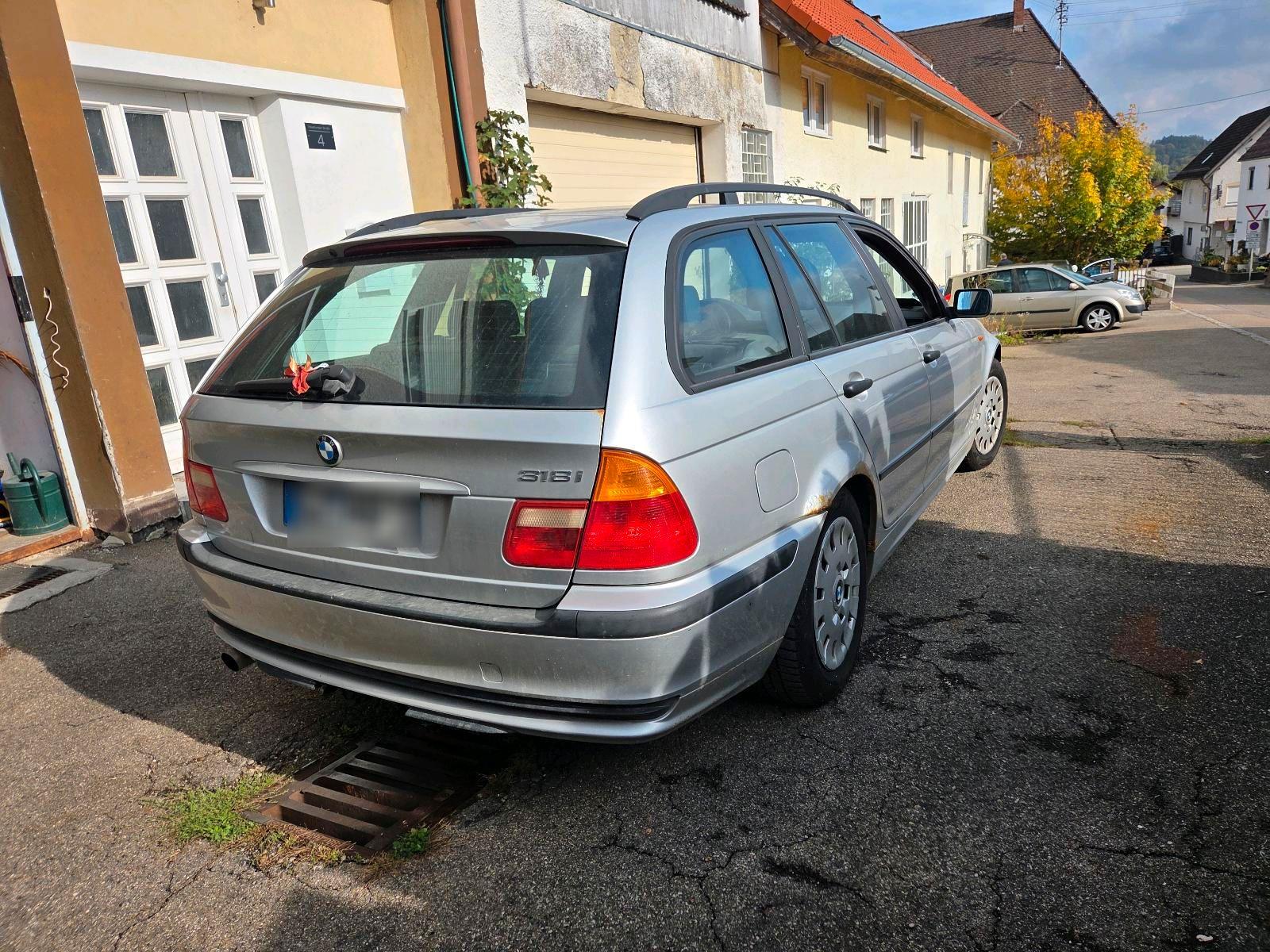 BMW 318 2004 — interior