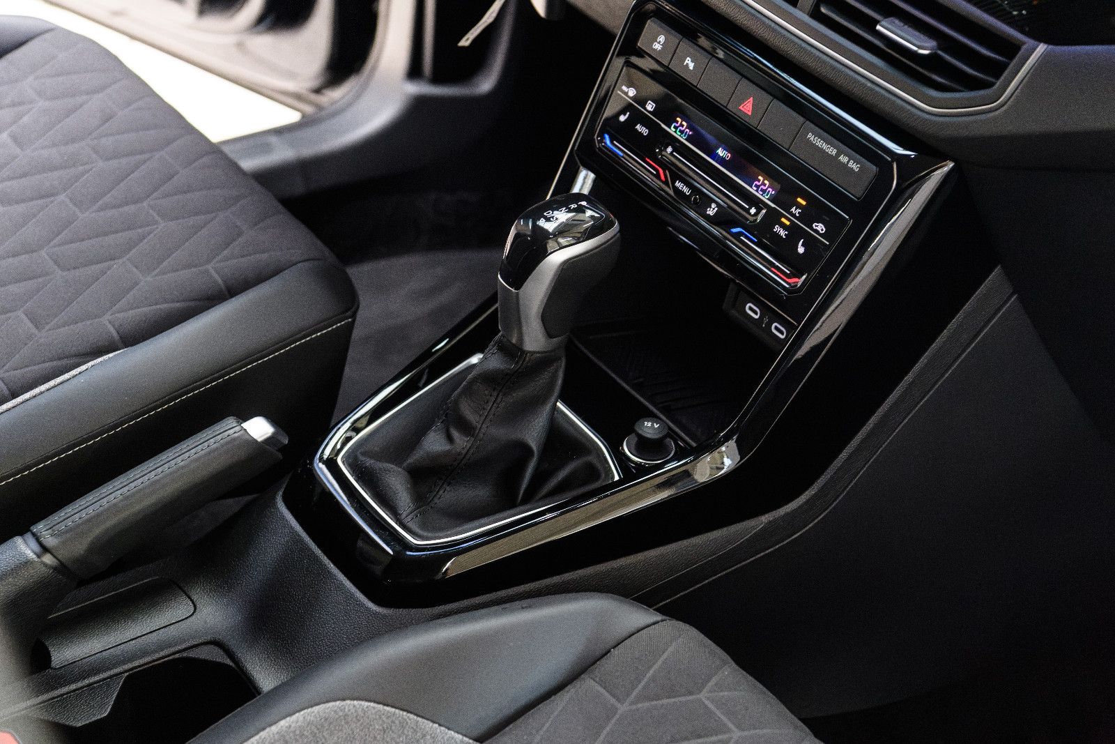 Fahrzeugabbildung Volkswagen T-Cross 1.0 TSI DSG 85 kW Energy+AHK+Kamera+Navi