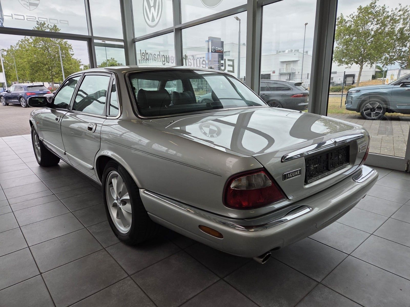 Fahrzeugabbildung Jaguar XJ8 3.2 Executive