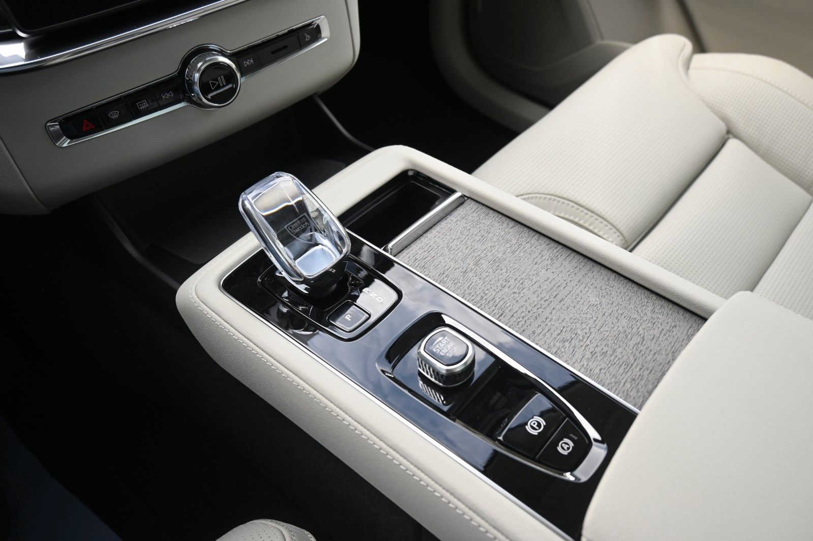 Fahrzeugabbildung Volvo XC90 T8 AWD Ultra Dark*STDHZG*360°*LUFT*ACC*AHK