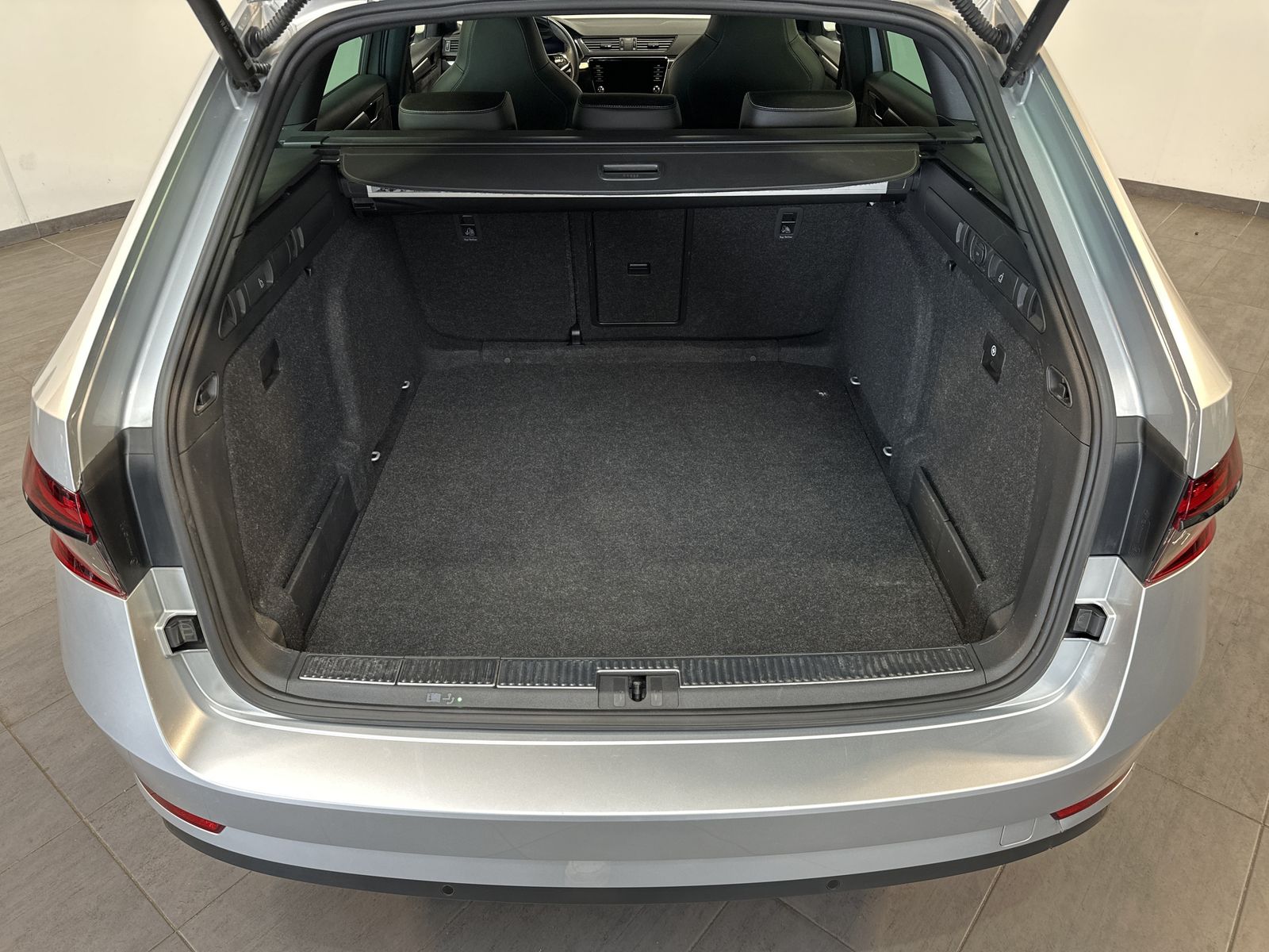Fahrzeugabbildung SKODA Superb Combi 2.0 TDI DSG Sportline NAV+LED+AHK