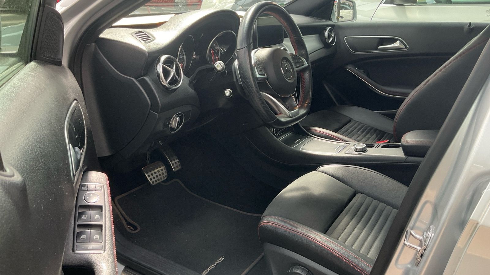 Fahrzeugabbildung Mercedes-Benz GLA 250 7G-DCT AMG Pano Temp. LED Kamera 18``