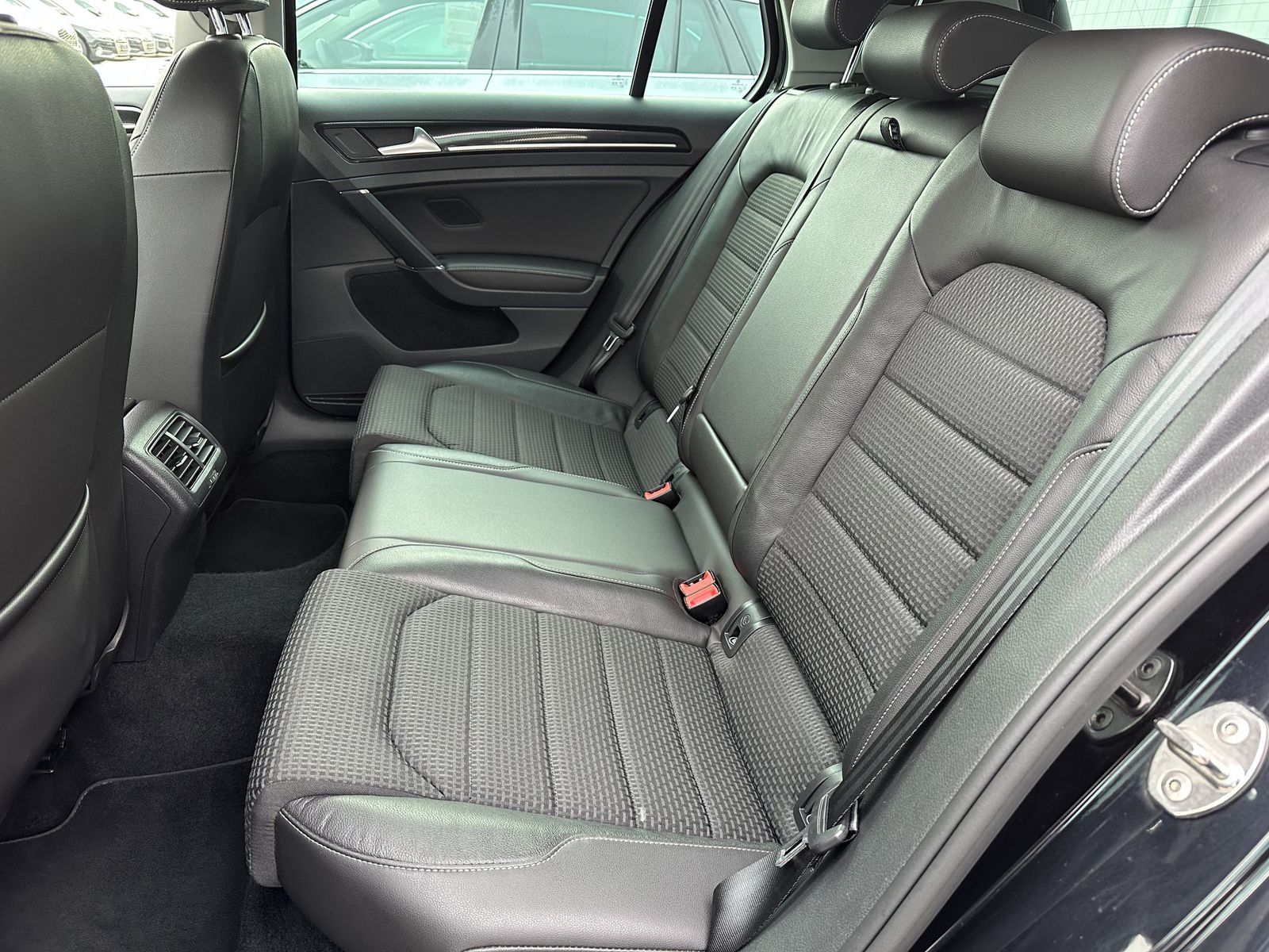 Fahrzeugabbildung Volkswagen Golf VII 2.0 TDI Highline NAV+XEN+LEDER+17ZO+2HD