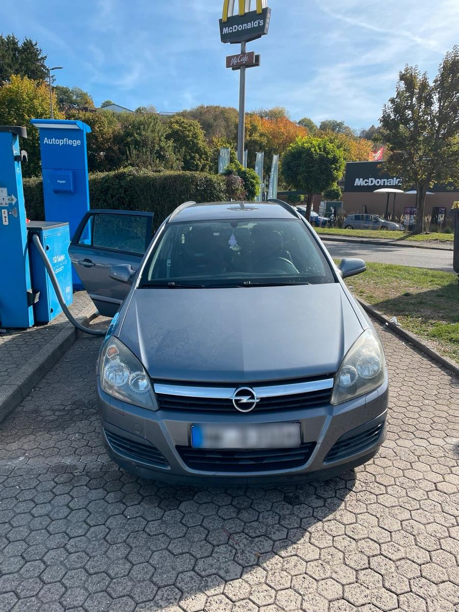 Opel Astra 2005 — rear view